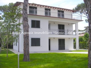 Villa bifamiliare in Affitto a Forte dei Marmi, 7'000€, 110 m², arredato, con Box