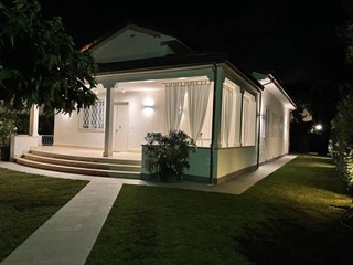 Villa in Affitto a Pietrasanta, 7'000€, 130 m², arredato, con Box