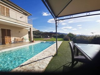 Villa in Affitto a Pietrasanta, 6'000€, 289 m², arredato, con Box