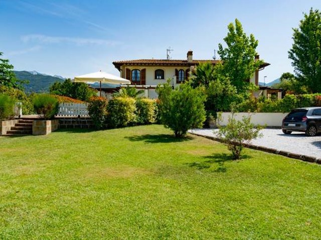 Villa bifamiliare in Affitto a Seravezza, zona Querceta, 5'000€, 200 m², arredato