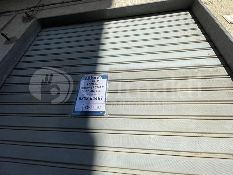 Negozio in Affitto a Bellizzi, 400€, 60 m²