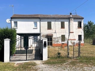 Casa Semi Indipendente in Vendita a Riva del Po, 18'000€, 150 m²