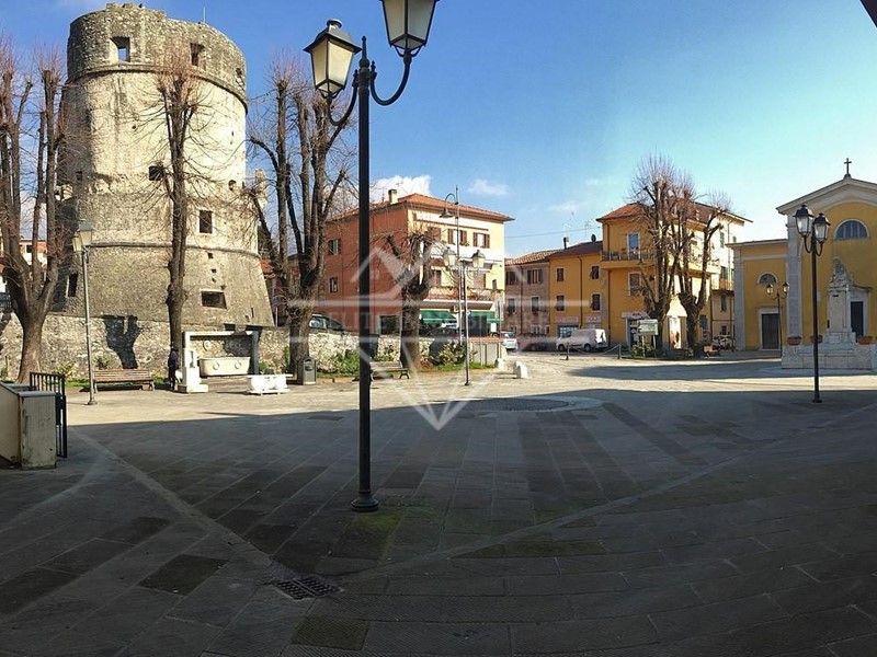 Immobile commerciale in Vendita a Carrara, zona Avenza, 350'000€, 300 m²