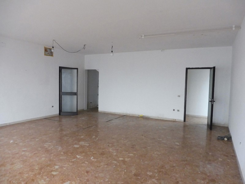 Negozio in Affitto a Bassano del Grappa, 850€, 70 m²