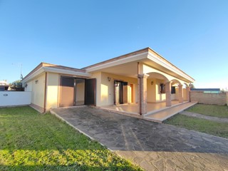 Villa bifamiliare in Vendita a Anzio, 280'000€, 116 m²