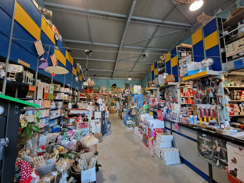 Attività commerciale in Vendita a Crespina Lorenzana, 250'000€, 450 m²