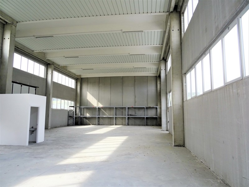 Capannone in Vendita a Senigallia, zona Cesano, 330'000€, 480 m²