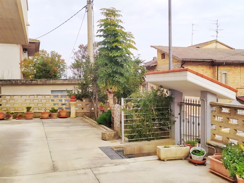 Villa bifamiliare in Vendita a Casalincontrada, 179'000€, 210 m²