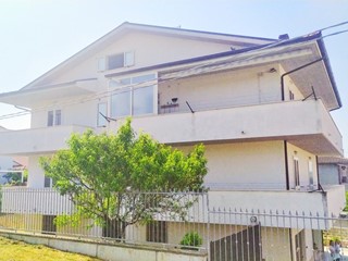 Villa bifamiliare in Vendita a Casalincontrada, 179'000€, 210 m²