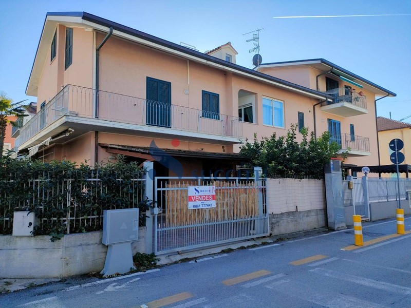 Casa Indipendente in Vendita a Tortoreto, zona Zona Mare, 340'000€, 110 m²