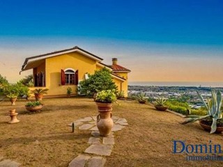 Villa in Vendita a Massa, 850'000€, 267 m², arredato