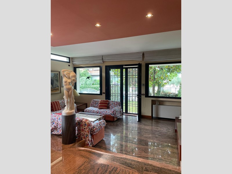 Villa bifamiliare in Vendita a Carrara, zona Marina di Carrara, 765'000€, 250 m², arredato, con Box