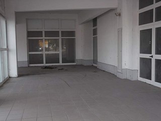 Immobile commerciale in Vendita a Cascina, 750'000€, 2500 m²