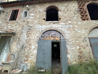 Casa di corte in Vendita a Lucca, zona San Lorenzo a Vaccoli, 50'000€, 70 m²