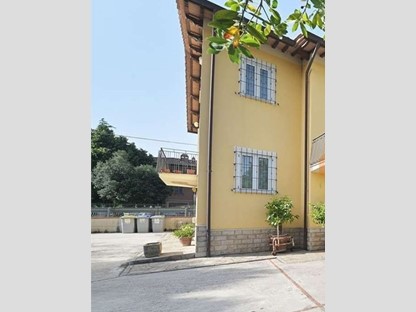 Villa in Vendita a Torgiano, zona SIGNORIA, 249'000€, 250 m²