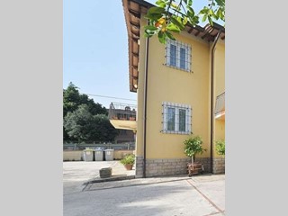 Villa in Vendita a Torgiano, zona SIGNORIA, 249'000€, 250 m²