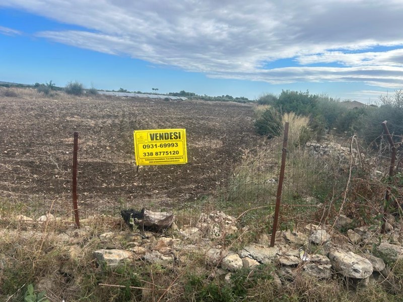 Terreno agricolo in Vendita a Siracusa, zona CIRCUITO - CIANE, 100'000€, 24649 m²
