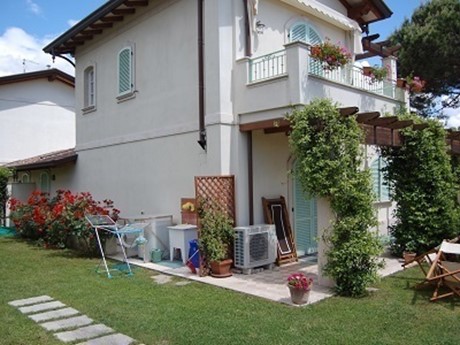 Casa Indipendente in Affitto a Montignoso, zona Cinquale, 22'000€, 190 m², arredato