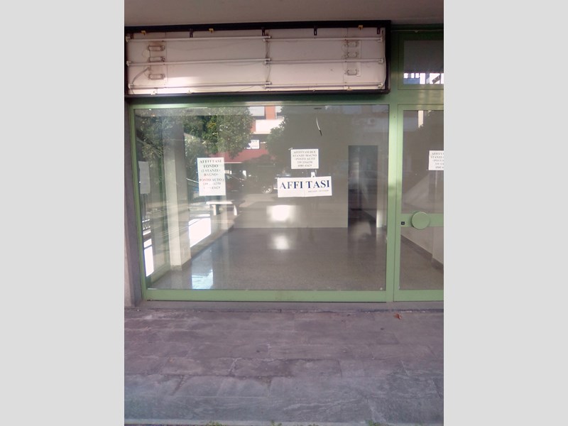 Attività commerciale in Affitto a Massa, zona Massa (MS) VIALE GIACOMO PUCCINI 3, 750€, 60 m²