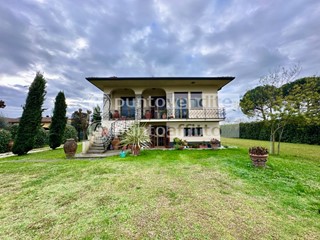 Villa in Vendita a Capannori, zona Lammari, 450'000€, 250 m², con Box