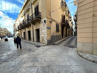 Immobile commerciale in Affitto a Alcamo, 1'500€, 240 m²