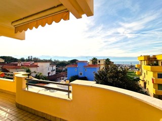 Appartamento in Vendita a Mondragone, zona Via Alcide De Gasperi, 170'000€, 140 m², arredato