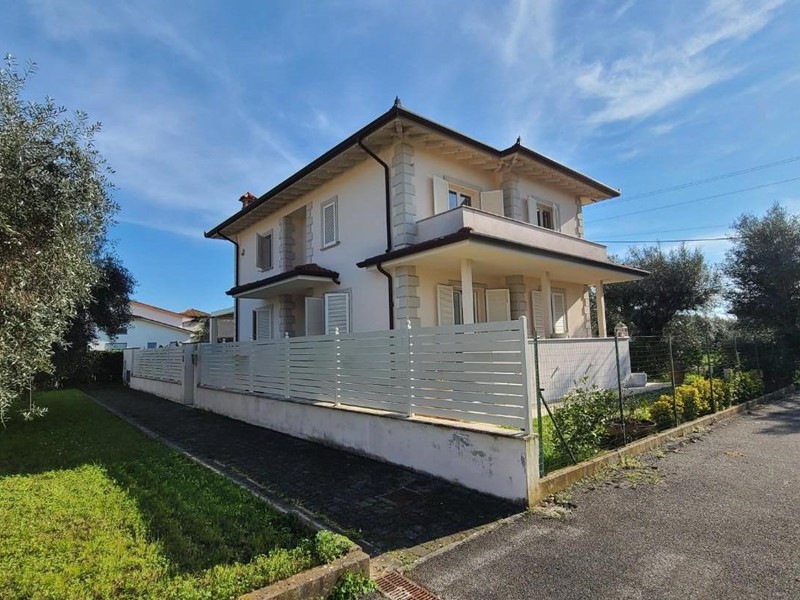 Villa in Affitto a Seravezza, zona Querceta, 5'000€, 250 m², arredato