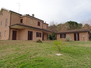 Casa Indipendente in Vendita a Trecastelli, zona Passo Ripe, 450'000€, 390 m², con Box