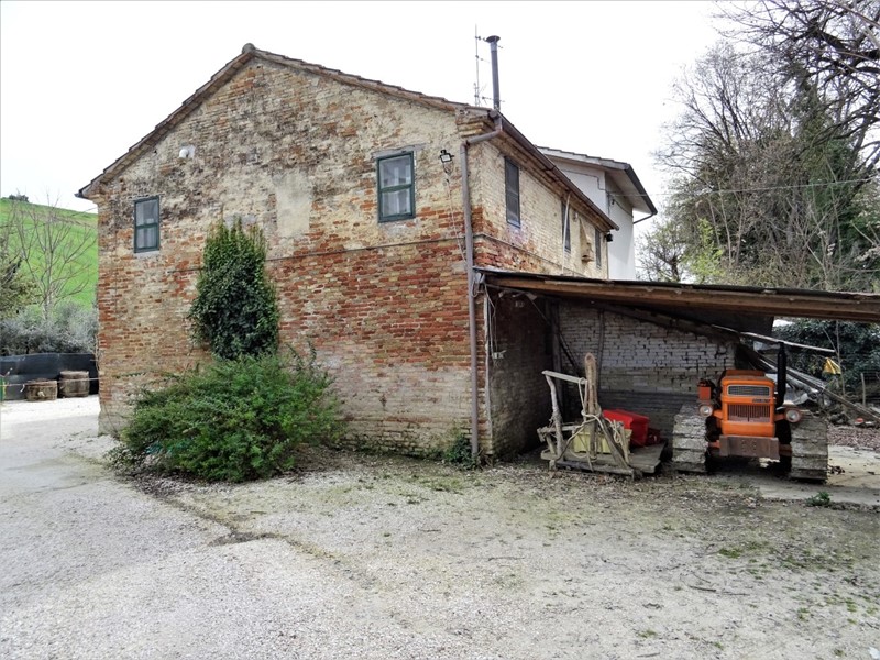 Casa Indipendente in Vendita a Ostra, zona Pianello, 250'000€, 240 m²