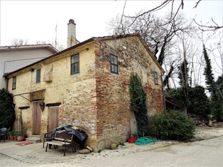 Casa Indipendente in Vendita a Ostra, zona Pianello, 250'000€, 240 m²