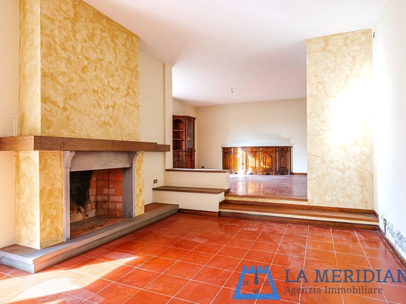 Villa in Vendita a Monsummano Terme, 450'000€, 358 m², con Box