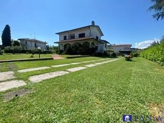 Casa Indipendente in Vendita a Carrara, 980'000€, 370 m²