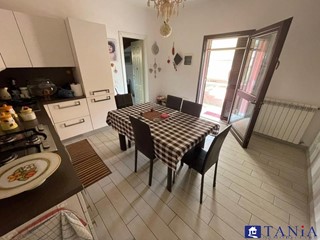 Casa Semi Indipendente in Vendita a Carrara, 130'000€, 65 m²