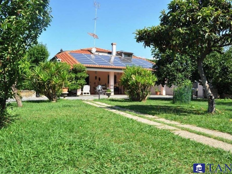 Casa Indipendente in Vendita a Carrara, 800'000€, 200 m²