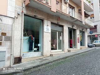 Negozio in Affitto a Benevento, 600€, 50 m²