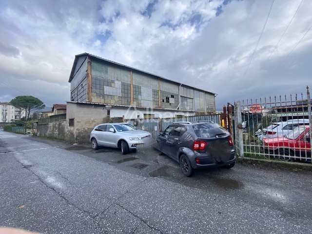 Capannone in Vendita a Bolano, zona Ceparana, 170'000&euro;, 1050 m²