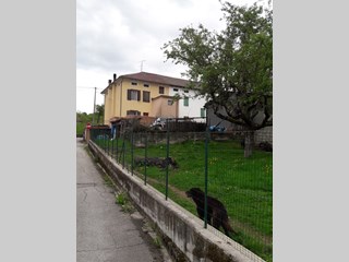 Casa Semi Indipendente in Vendita a Borgo Valbelluna, zona Carve, 110'000€, 130 m², con Box