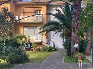 Villa bifamiliare in Vendita a Grosseto, zona Principina Mare, 430'000€, 158 m², arredato