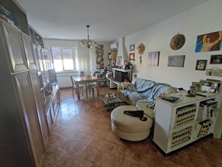 Appartamento in Vendita a Carrara, zona Avenza, 210'000€, 100 m²