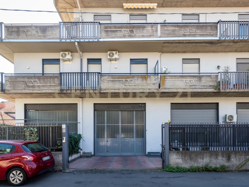 Immobile commerciale in Vendita a Misterbianco, 320'000€, 350 m²