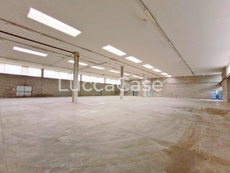 Capannone in Affitto a Coreglia Antelminelli, zona Piano di Coreglia, 5'000€, 1790 m²