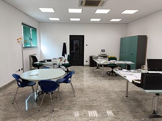 Capannone in Vendita a Carrara, zona Avenza, 750 m²