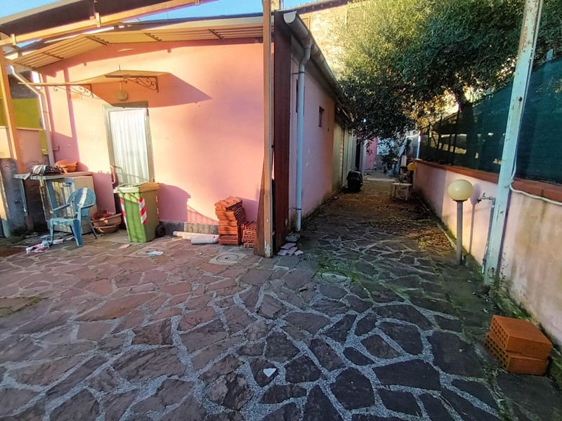 Immobile commerciale in Vendita a Lucca, zona Sant'Anna, 250'000€, 190 m²