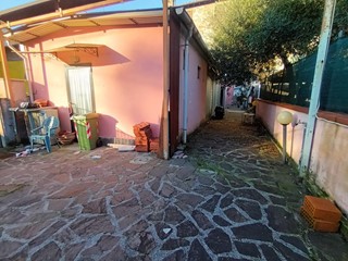 Immobile commerciale in Vendita a Lucca, zona Sant'Anna, 250'000€, 190 m²