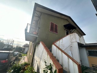 Casa Semi Indipendente in Vendita a Massa, zona Romagnano, 210'000€, 130 m²