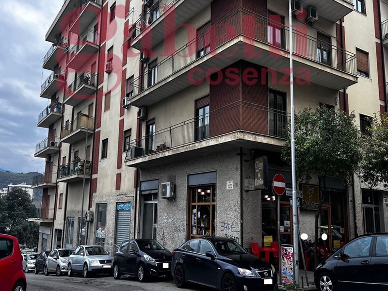 Magazzino in Affitto a Cosenza, 1'500&euro;, 145 m²