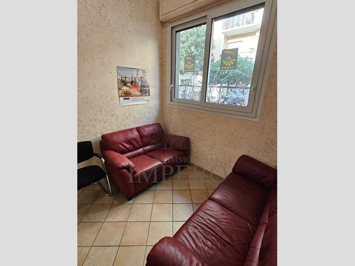 Immobile commerciale in Vendita a Ventimiglia, zona Centro, 135'000€, 65 m²