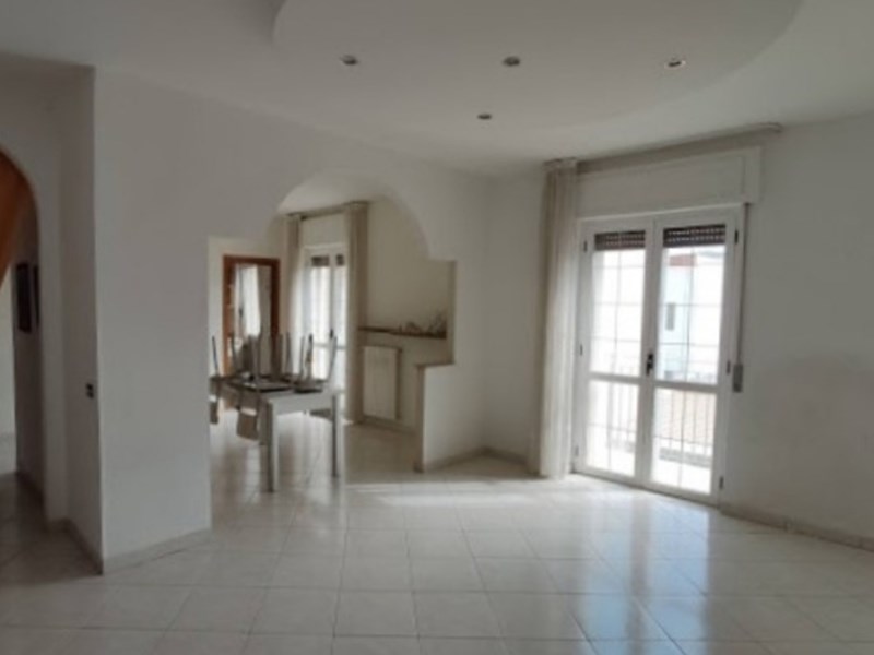 Appartamento in Vendita a Ginosa, zona Via 2 giugno, 100'000€, 100 m²