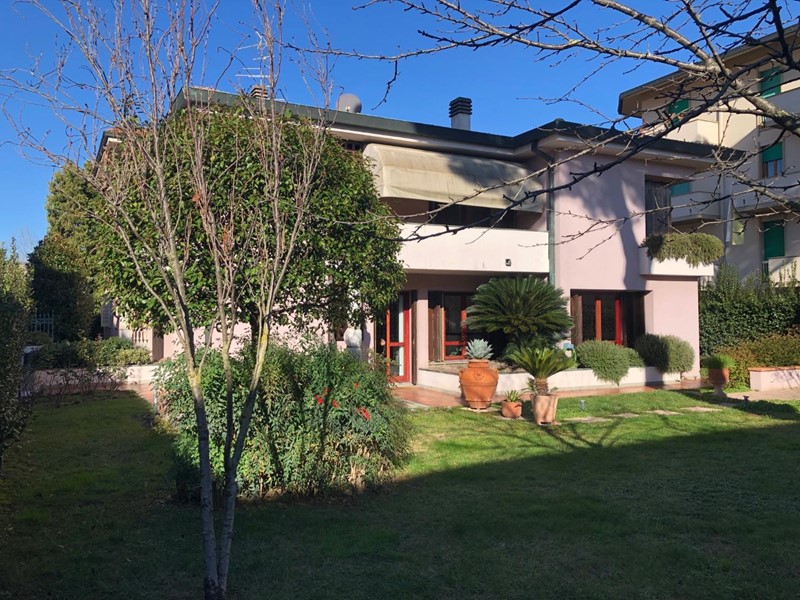 Villa in Vendita a Santa Croce sull'Arno, 550'000€, 350 m², arredato, con Box
