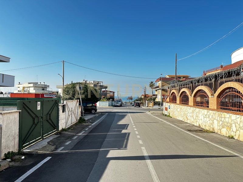 Immobile commerciale in Vendita a Anzio, zona Villa Claudia, 219'000€, 300 m²